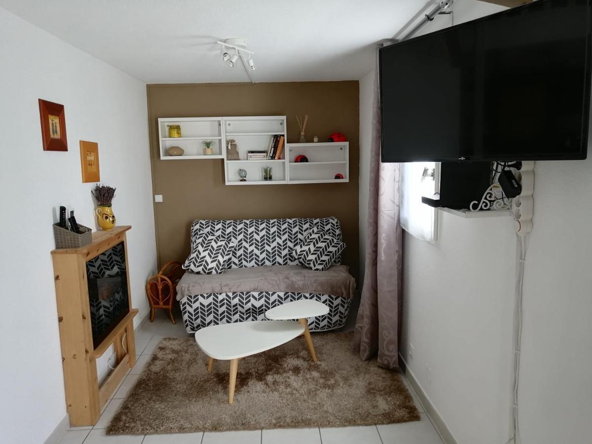 Sous Le Soleil De Provence Petite Maison Au Calme Et Tres Bien Equipee De 40M2 Avec Wifi -Jardin Prive-La Piscine Est Commune A La Residence Et Ouverte Du 1Er Mai Au 30 Septembre De 09H A 21H,En Juillet Et Aout Reservation Uniquement Du Samedi Au Sam Forcalqueiret Exterior photo